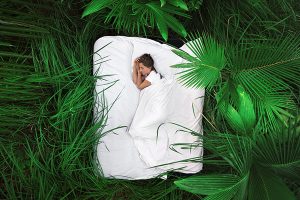 mujer dormida en un colchón fresco