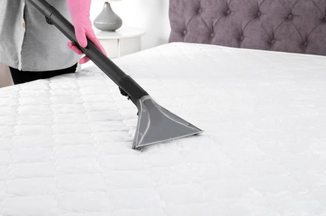 aspiradora limpiando un colchón