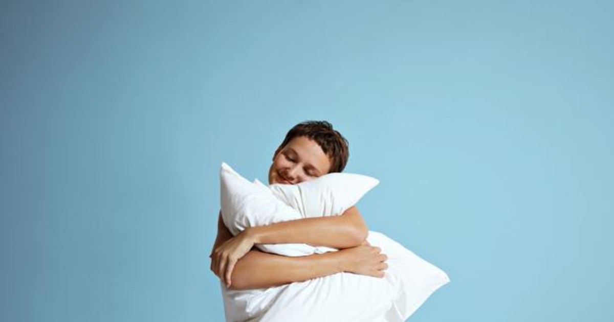 mujer abrazando una almohada